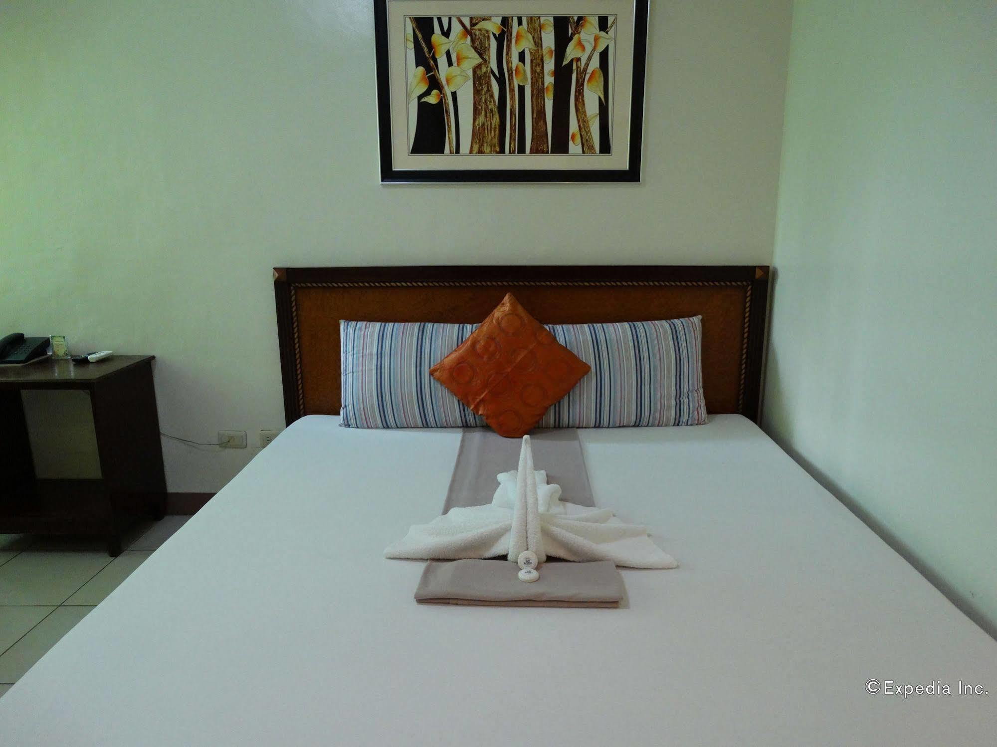 Sun Avenue Tourist Inn & Cafe Тагбиларан Сити Екстериор снимка