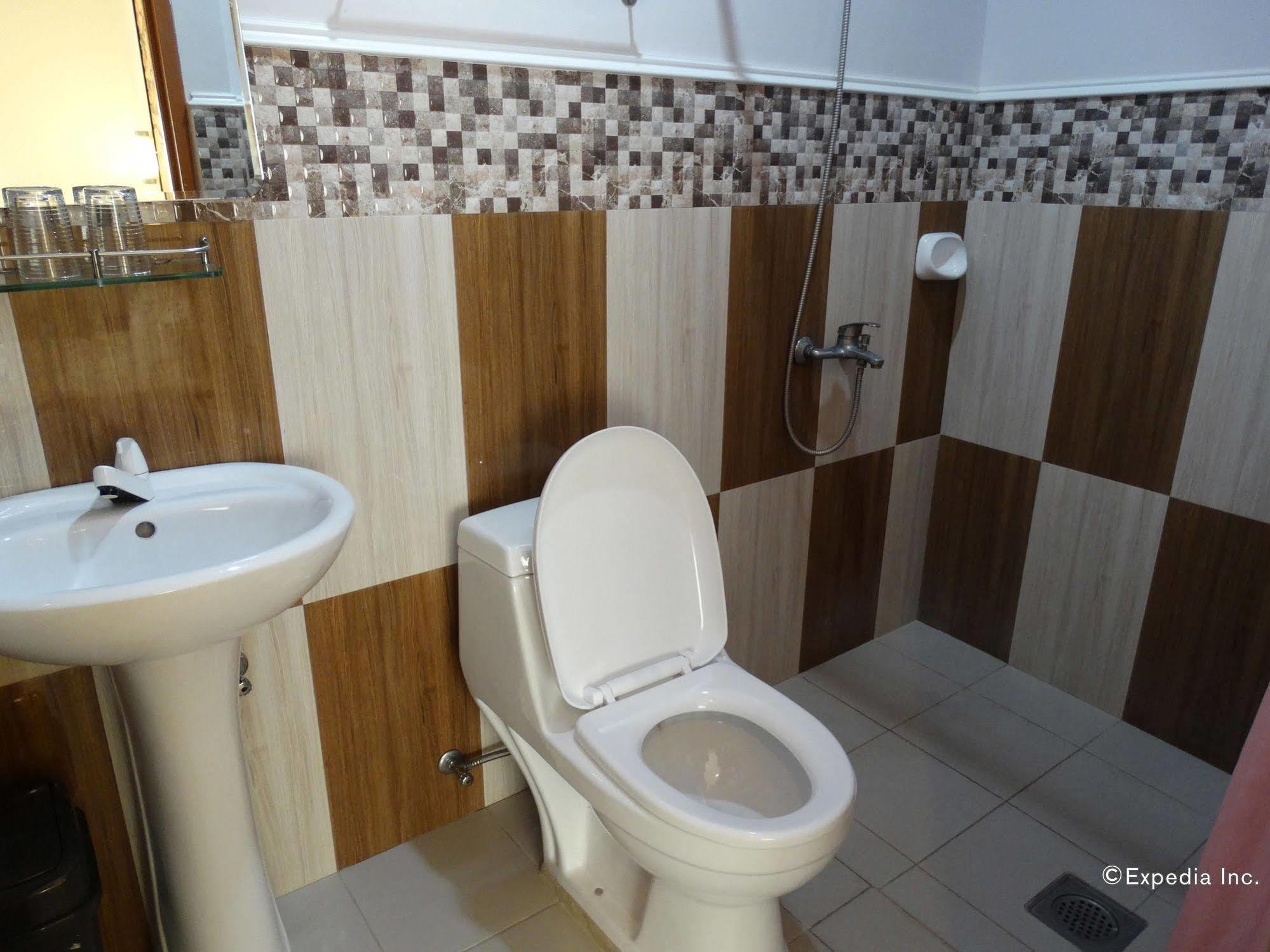 Sun Avenue Tourist Inn & Cafe Тагбиларан Сити Екстериор снимка