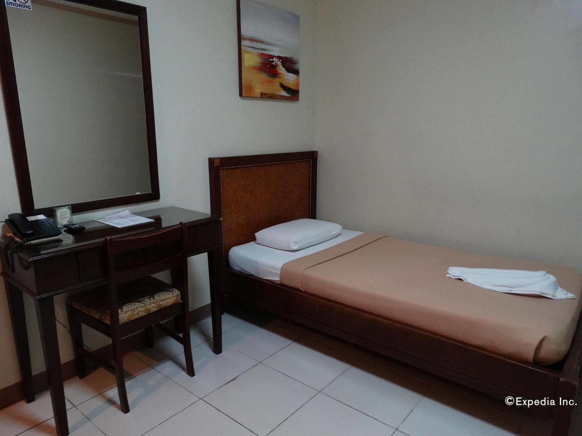 Sun Avenue Tourist Inn & Cafe Тагбиларан Сити Екстериор снимка