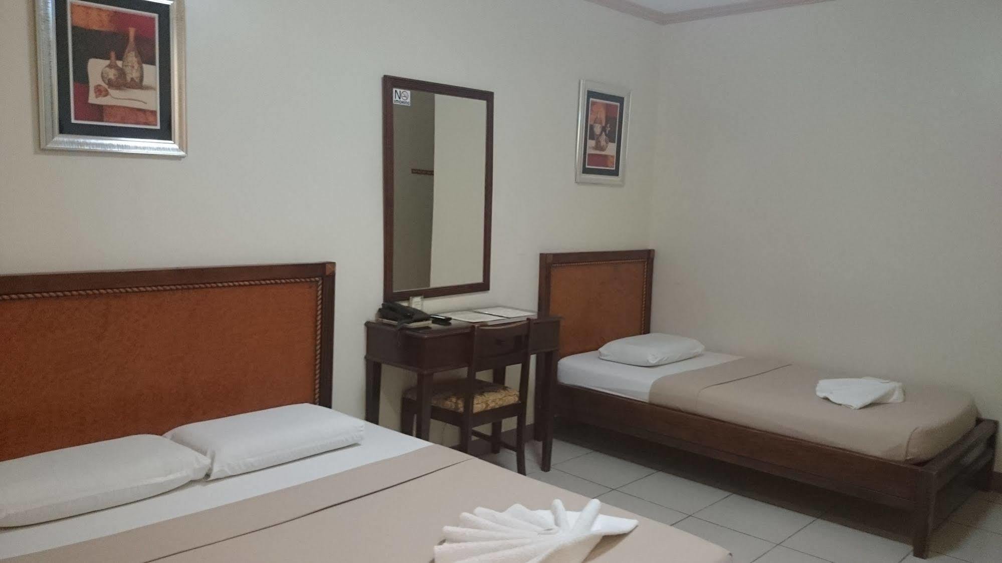 Sun Avenue Tourist Inn & Cafe Тагбиларан Сити Екстериор снимка